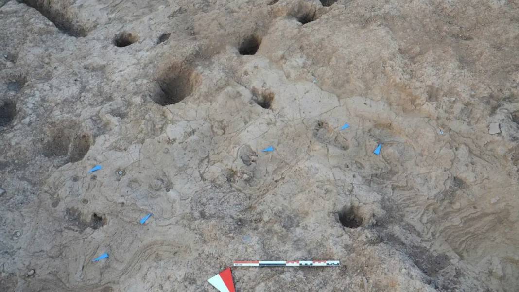 Hatay’da Zamanı Durduran Keşif! 7 Bin 200 Yıllık Ayak İzleri Bulundu 7